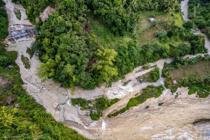 The long muddy path going to Cambanog Falls.