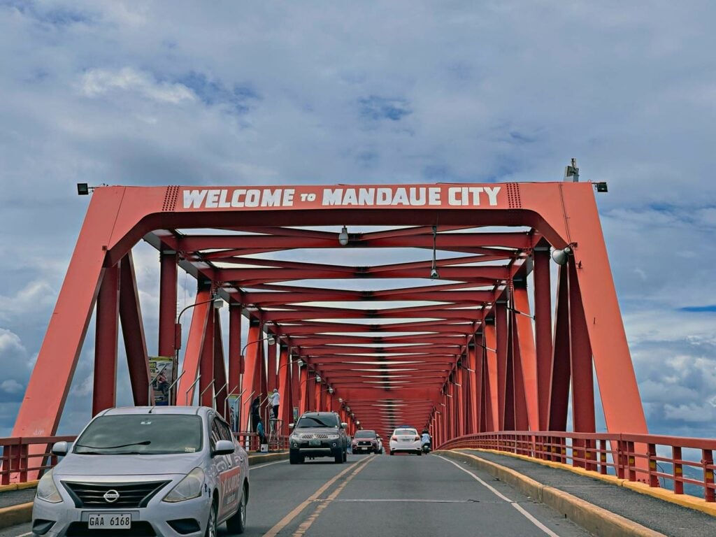 South bound in the old bridge. Visitors to Cebu Island is greeted with the sign "Welcome to Mandaue City".