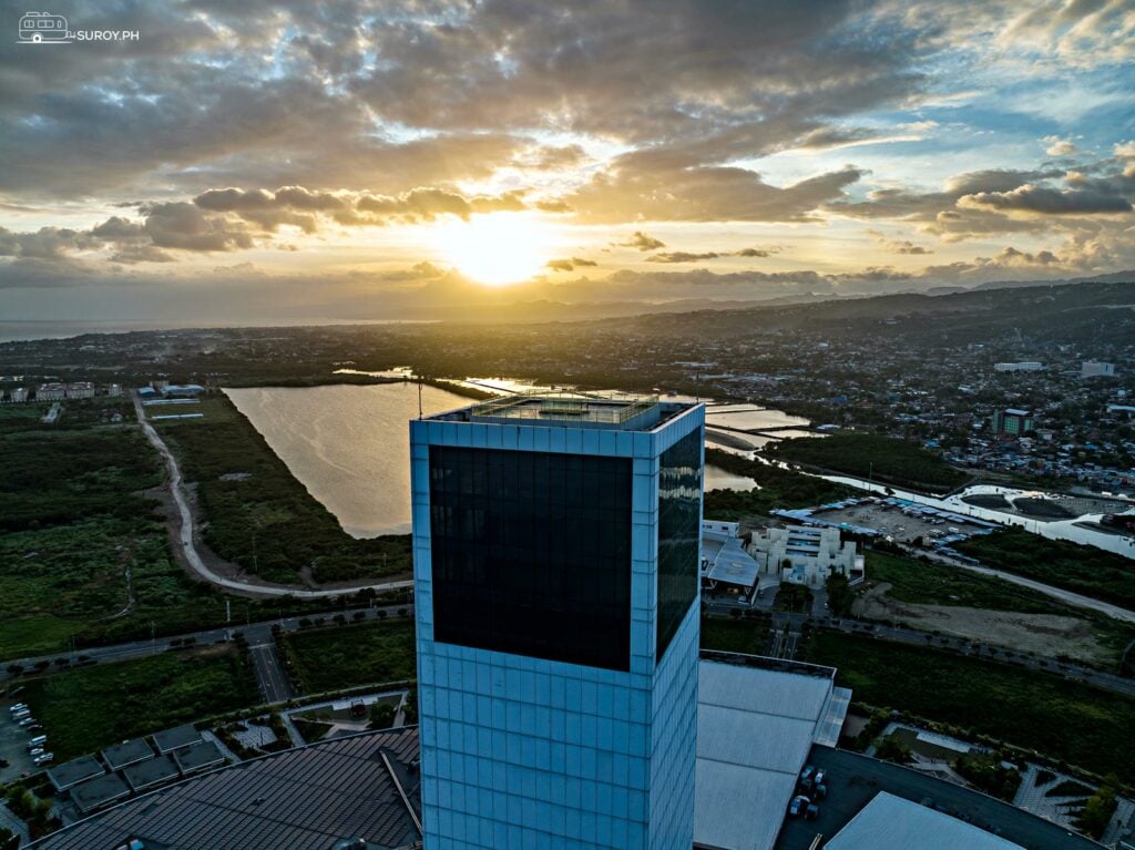 The 147-meter tall Seaside Tower is at the center of the circular mall. There are plans to open restaurants, coffee shops, as well as a 360 degree viewing deck on top. Photo taken in collaboration with @Cinestills.king.