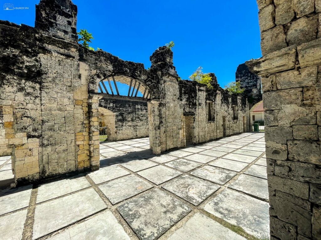 The beautiful alleys inside the ruins make for some Instagram-worthy selfies. 