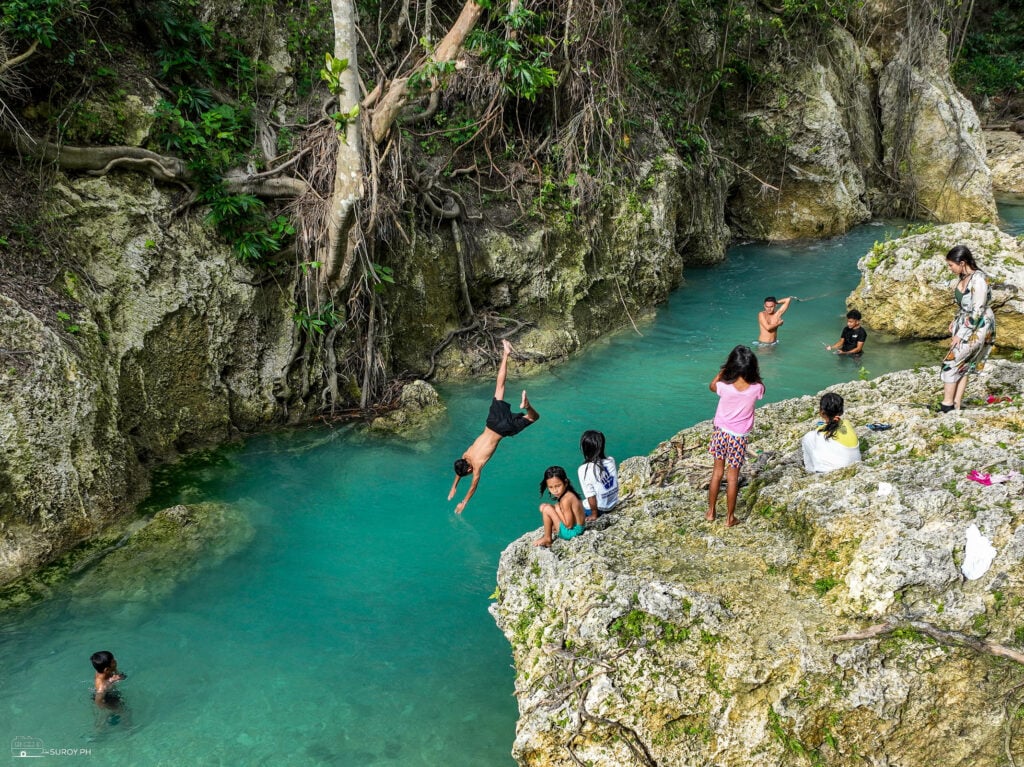 Adventurers will love the natural cascades where they are free to do cliff jumping. 