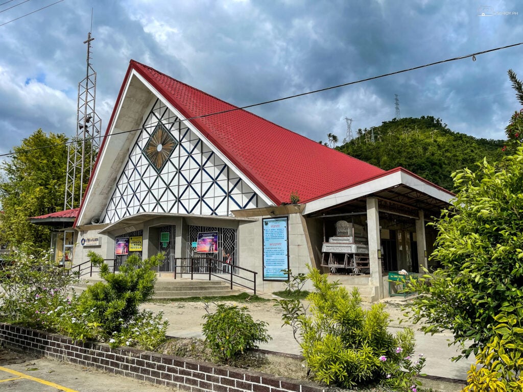 The first thing you'll notice when visiting Kawasan is the Sto. Tomas De Villanueva Parish Church. 