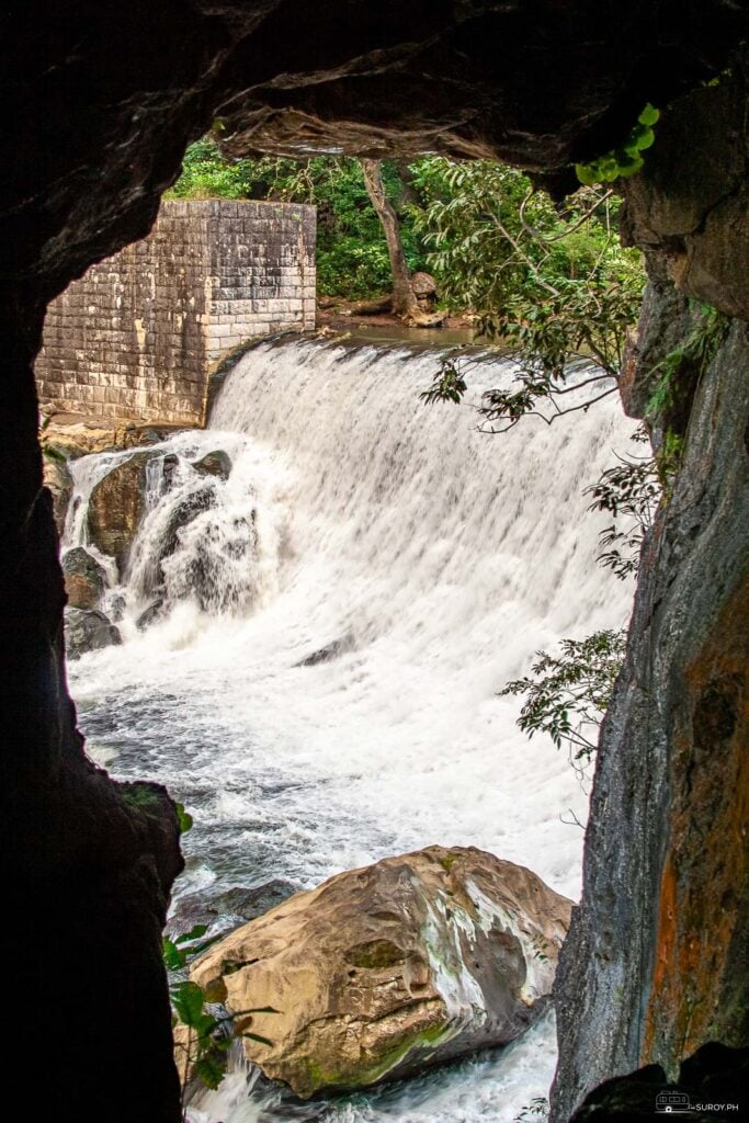 A peek at the dam. 