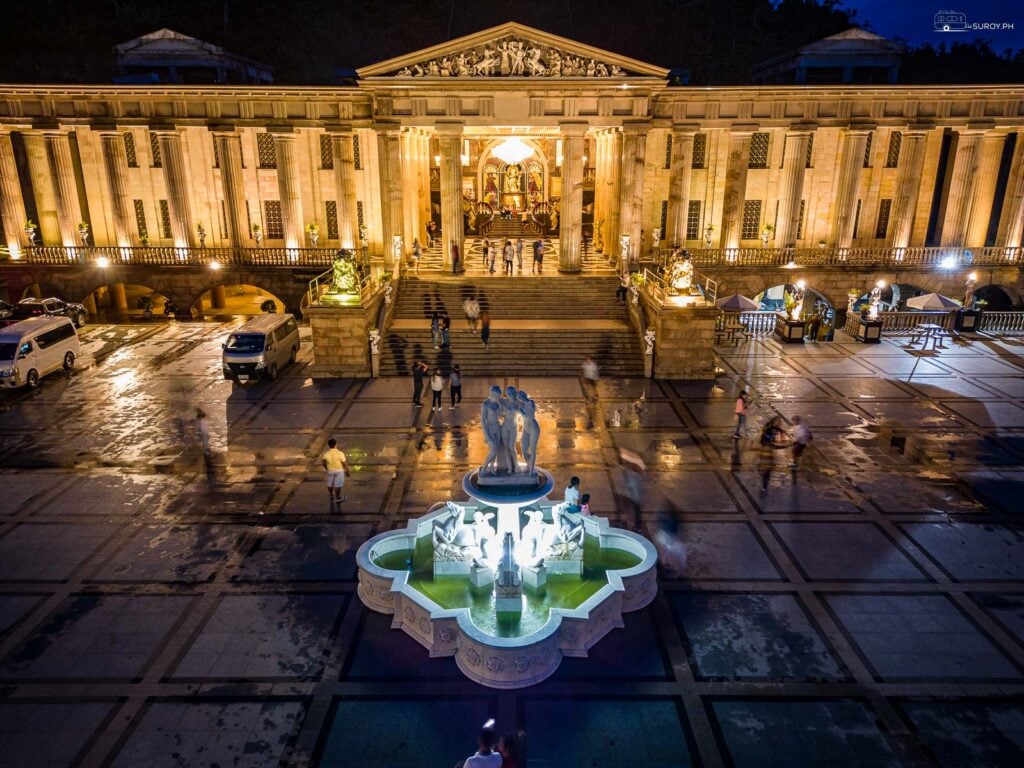 The magnificent fountain graces the entrance of the mausoleum. The fountain in the Temple of Leah features three naked maiden statues and four seated horses.