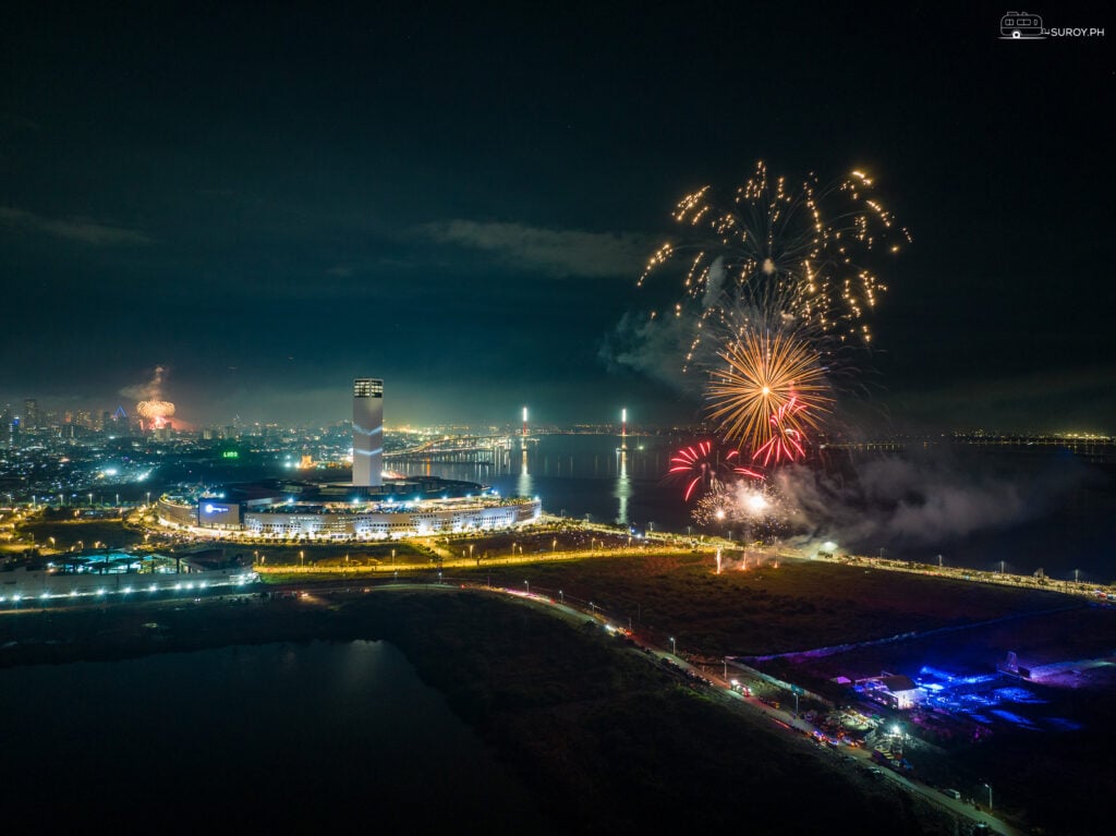 Celebration in the Sky: The Grand Fireworks in South Road Properties, during the Sinulog Festival in Cebu City. Fireworks light up the night above SM Seaside City Cebu, marking special occasions and celebrations.