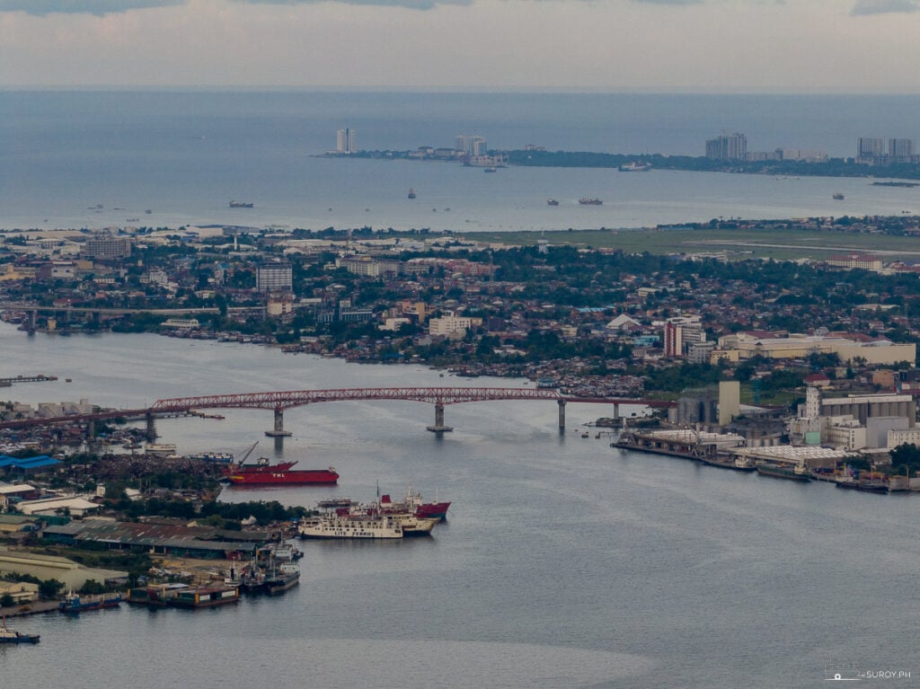 The 854-meter-long Osmeña bridge is the first bridge connecting the Cebu islands and Lapu-Lapu islands.