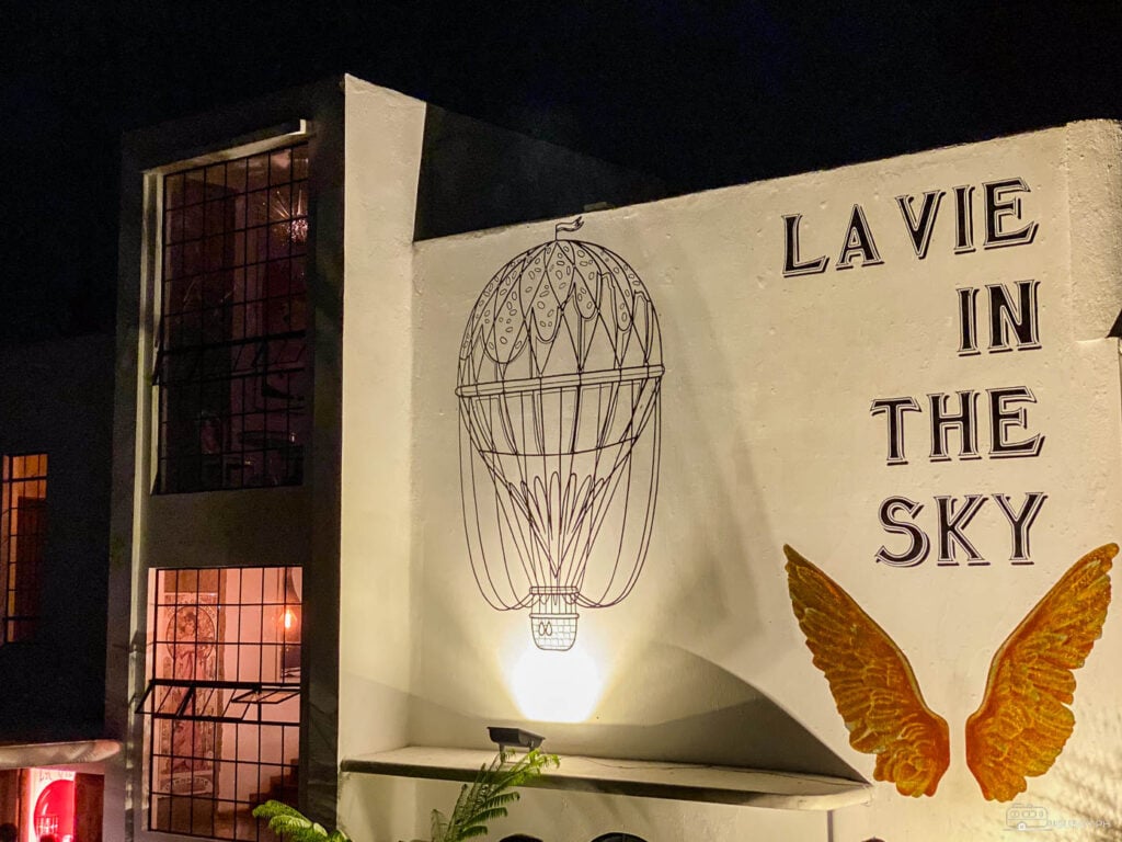  La Parisienne Sky stands illuminated, a beacon of elegance and fine dining high in the Busay hills.