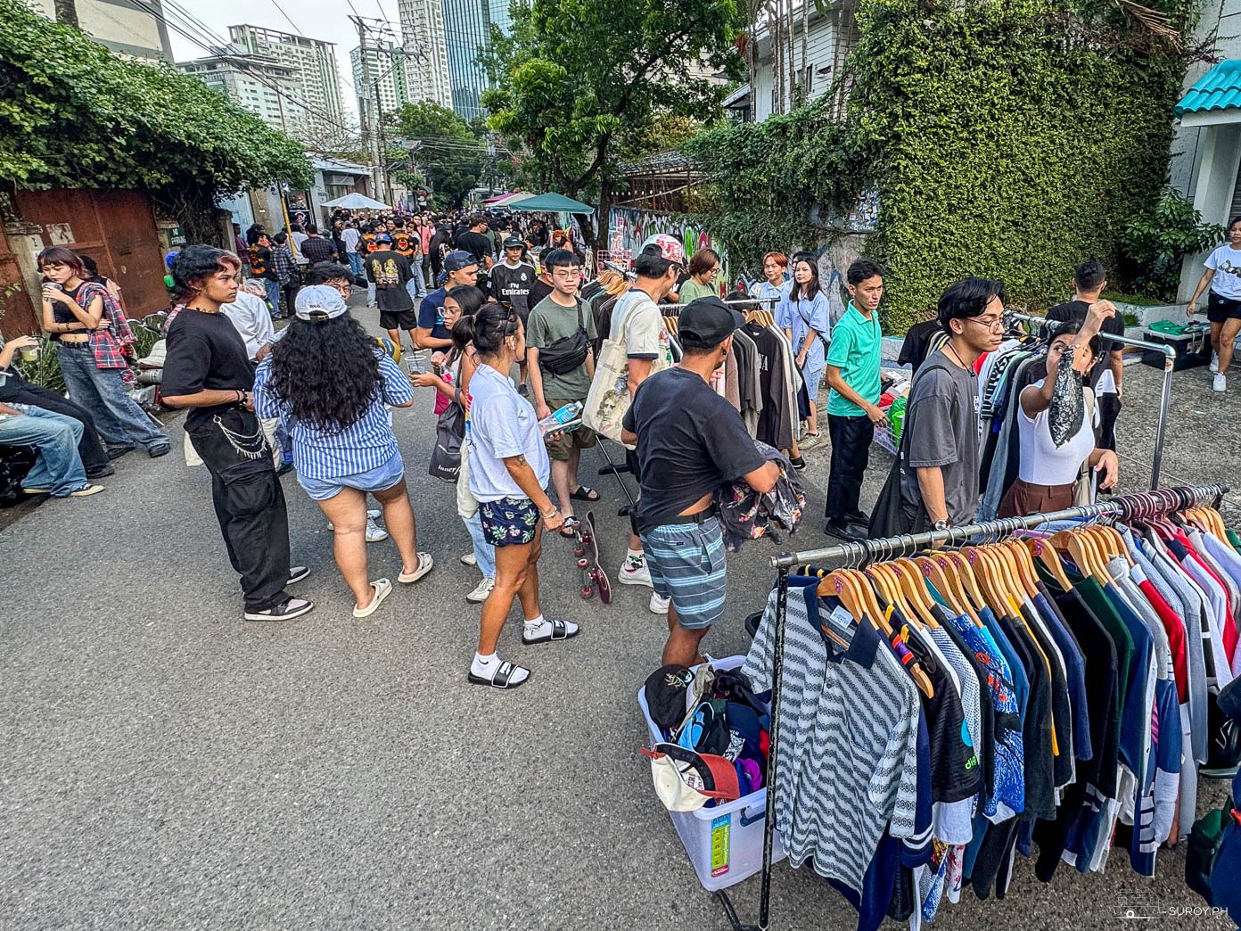 The vibrant atmosphere of the Molave Street Marketplace in Cebu City is alive with locals and tourists exploring the diverse stalls and unique finds.