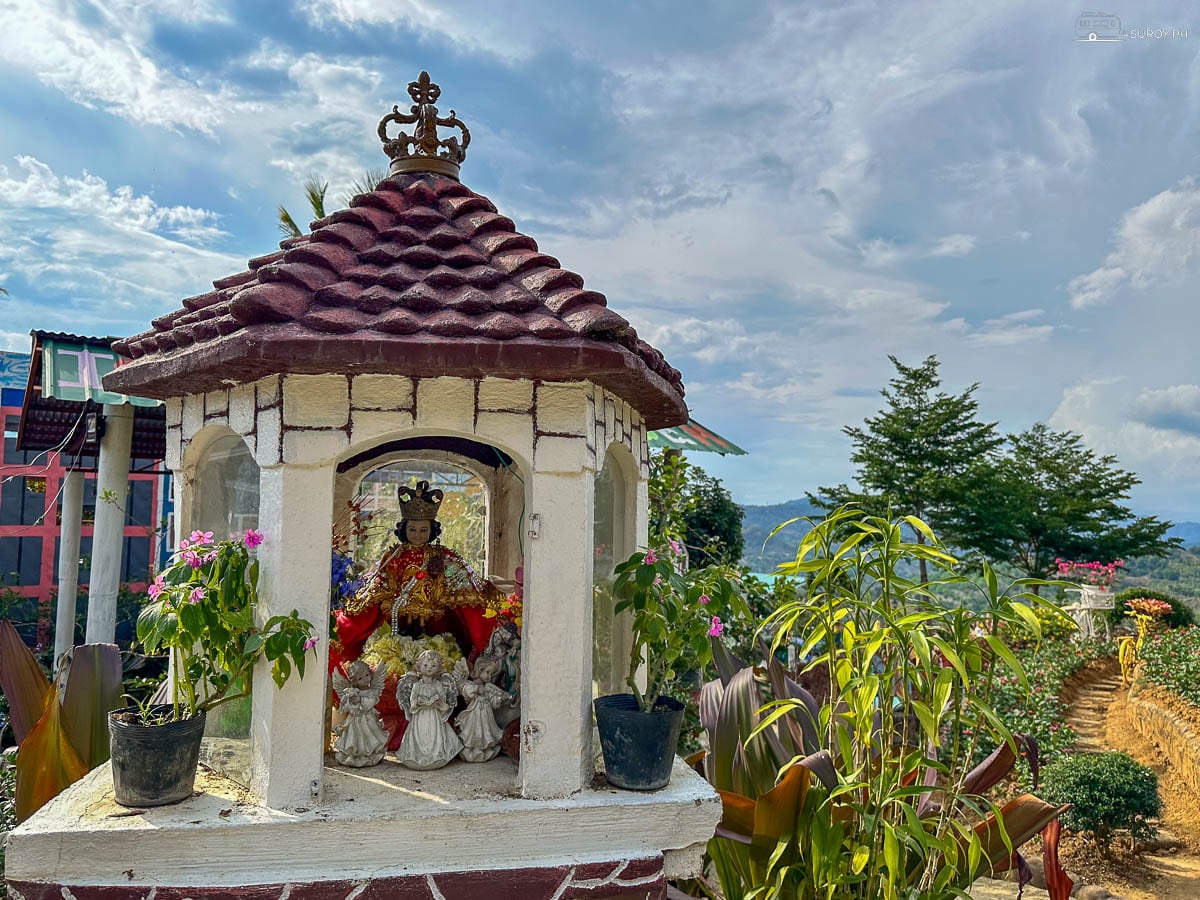 The giant hand viewpoint at Sirao Garden