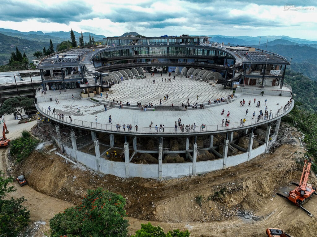 The ongoing construction of the new Tops Lookout promises an enhanced visitor experience while retaining its iconic charm.