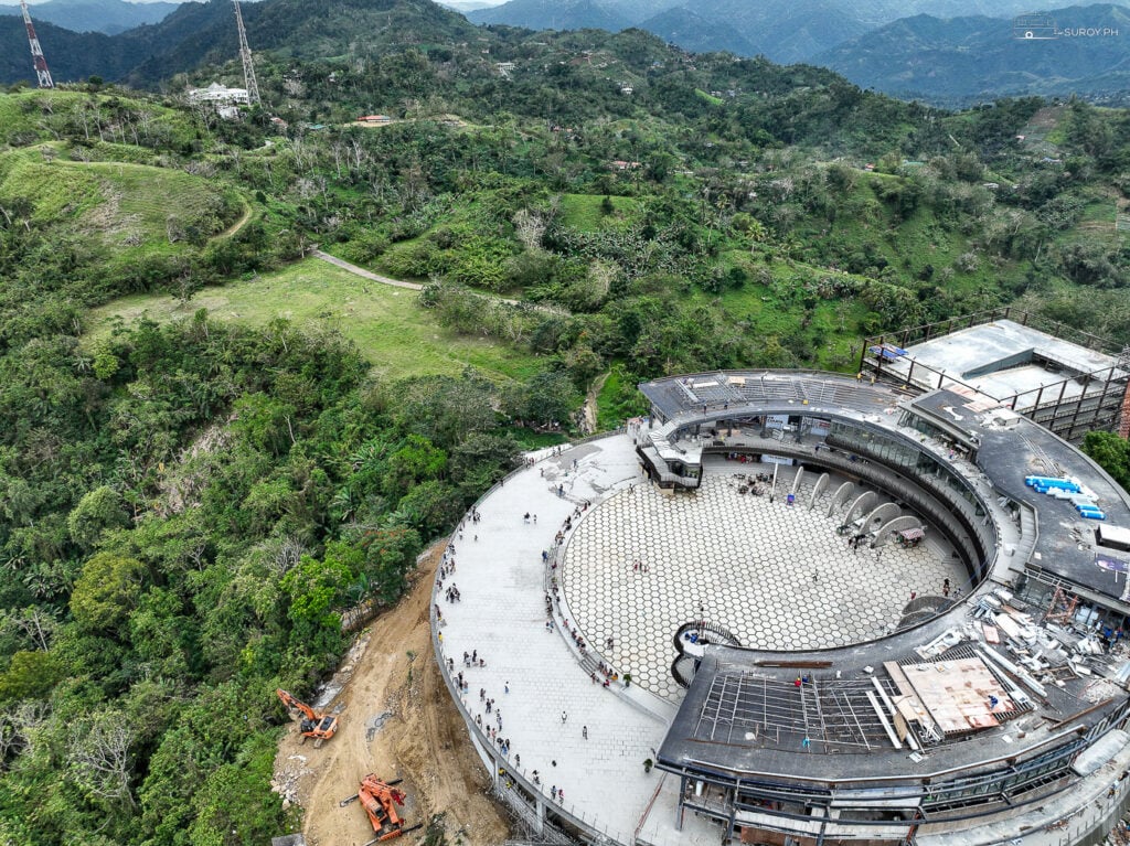 An aerial view of the new Tops Lookout showcases its expansive design and stunning mountain backdrop. 