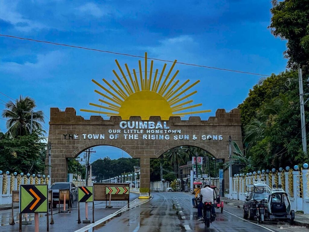 The welcoming archway of Guimbal, proudly declaring it as ‘The Town of the Rising Sun and Sons.’