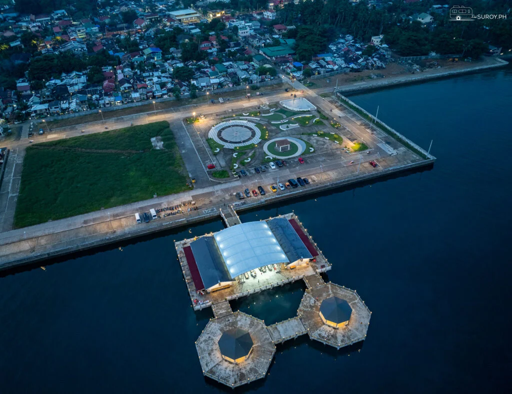 Bird’s Eye View of Baybay City Boulevard: An expansive view of Baybay City New Plaza from above, showcasing its coastal layout, green spaces, and recreational areas by the waterfront.