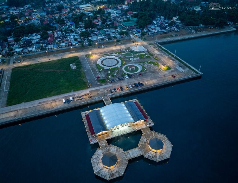 Bird’s Eye View of Baybay City Boulevard: An expansive view of Baybay City New Plaza from above, showcasing its coastal layout, green spaces, and recreational areas by the waterfront.
