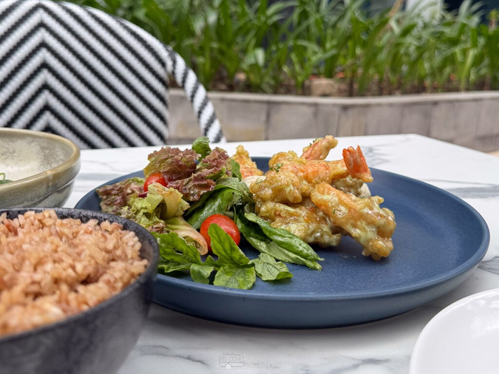 Crispy wasabi shrimp and vibrant greens, paired with a hearty rice bowl—Dean & Deluca’s twist on a delightful meal.