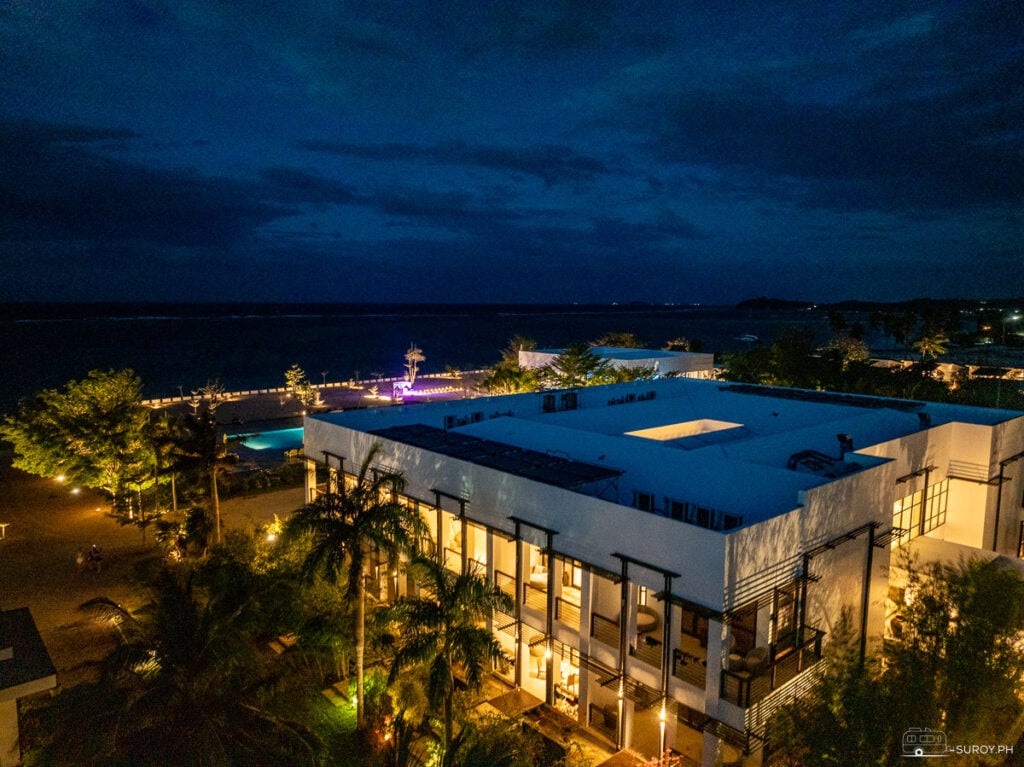 Kandaya Resort at night, beautifully lit against the backdrop of the sea—an idyllic evening for relaxation by the pool or a quiet night under the stars.