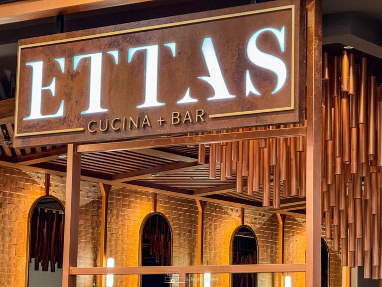 Ettas ambiance is a combination of sophistication with warm wood accents and ambient lighting.