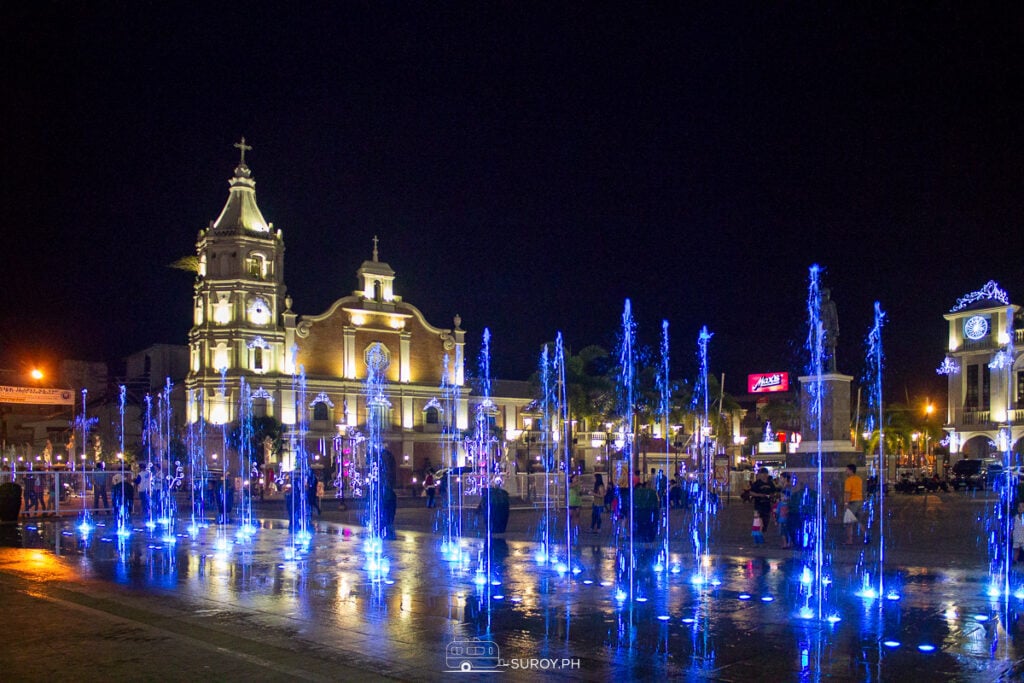 A picturesque night at Bataan’s plaza, with the church at the center of Simbang Gabi celebrations and the fountains adding to the festive atmosphere