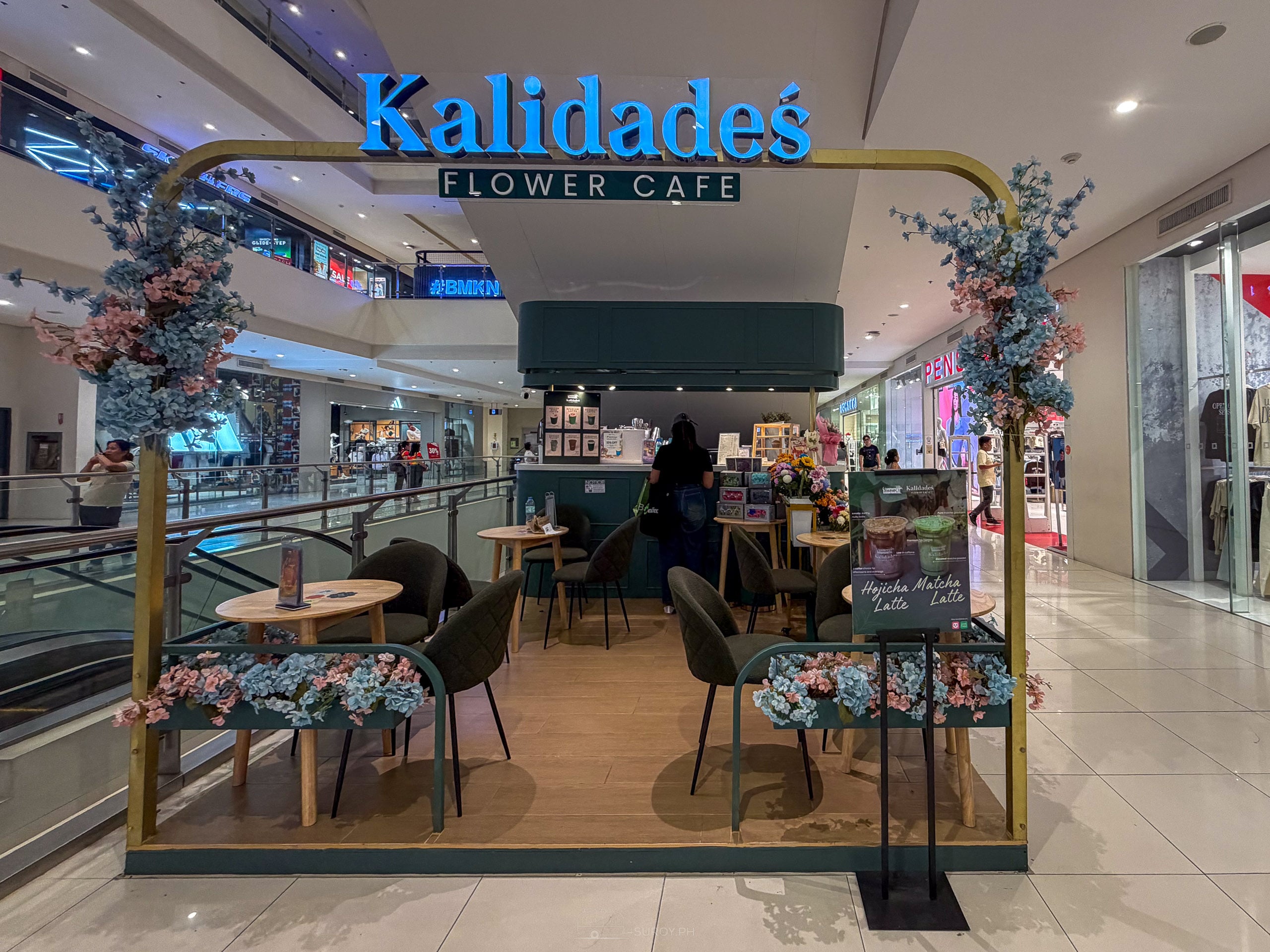 Kalidades Flower Cafe, Central Bloc: Matcha, Hojicha and a Counter Full of Flowers