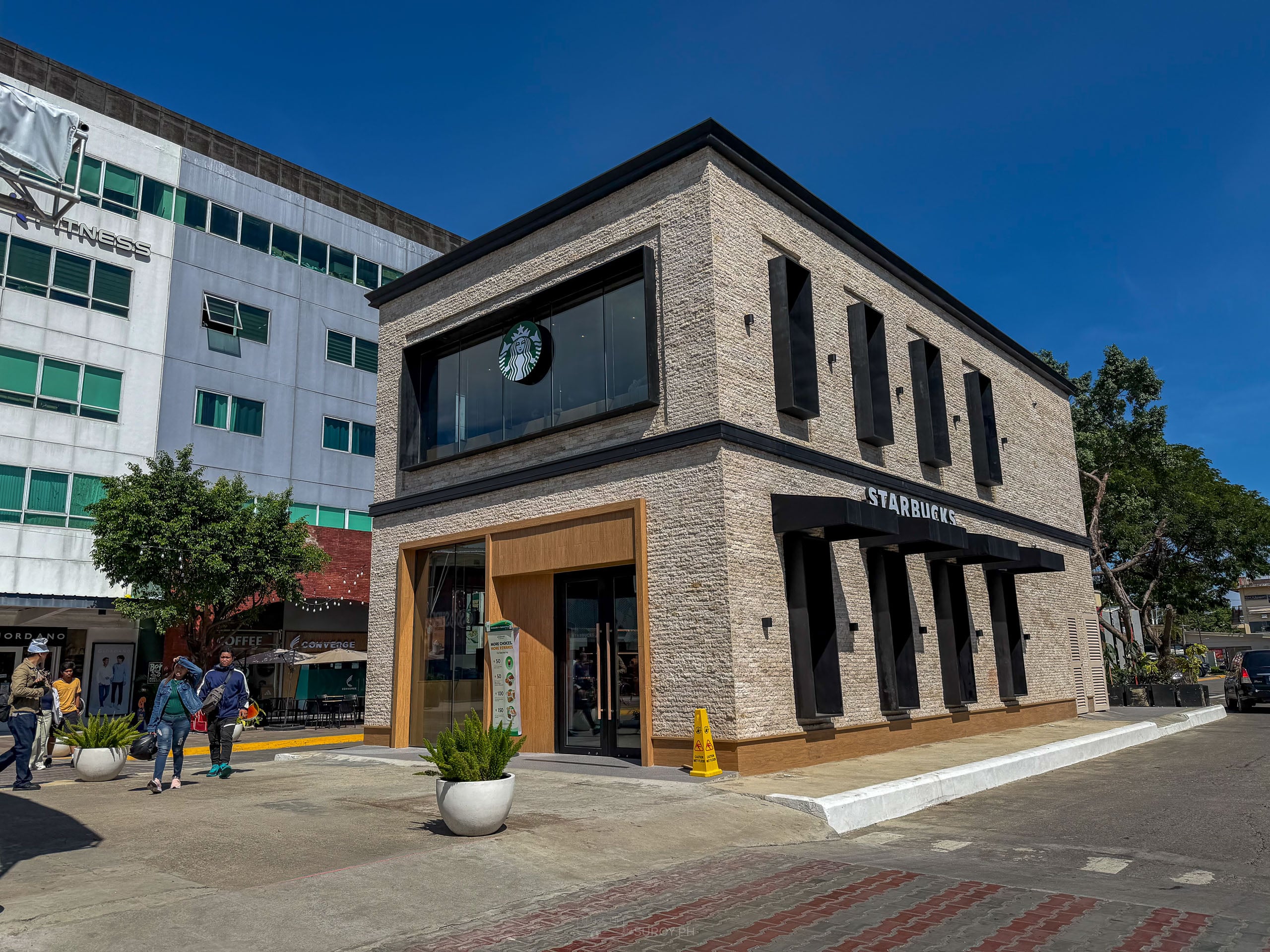Starbucks at The Outlets @MEZ2, Lapu-Lapu: two floors, open until midnight